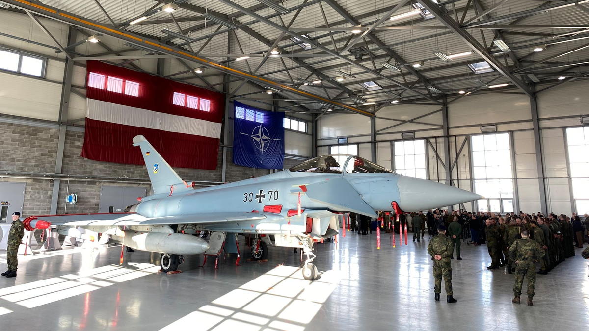 Luftwaffe in Lettland: Soldaten der Bundeswehr neben einem Eurofighter in Lielvarde. - Foto: Alexander Welscher/dpa