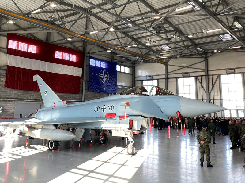 Luftwaffe in Lettland: Soldaten der Bundeswehr neben einem Eurofighter in Lielvarde. - Foto: Alexander Welscher/dpa