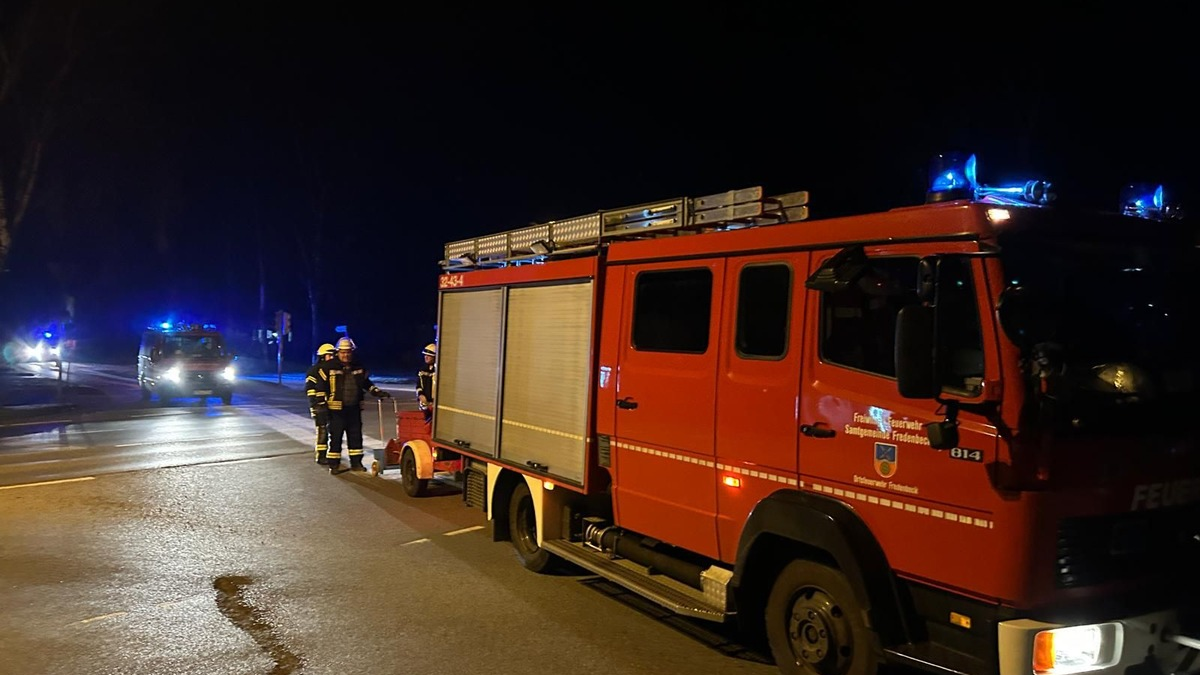 FFW Fredenbeck: 5km Ölspur nach Verkehrsunfall durch Feuerwehr abgestreut - Foto: presseportal.de