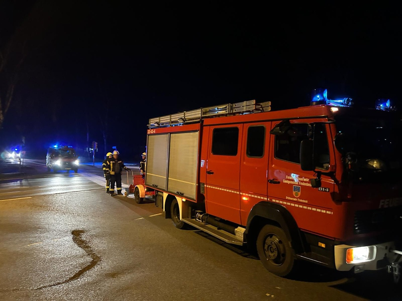 FFW Fredenbeck: 5km Ölspur nach Verkehrsunfall durch Feuerwehr abgestreut - Foto: presseportal.de