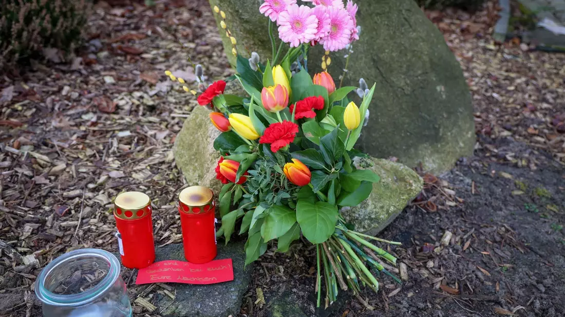 Blumen und Kerzen vor einem Haus in Westervesede in der Gemeinde Scheeßel, in dem am Vortag ein Mann zwei Personen erschossen haben soll. - Bild: Focke Strangmann/dpa