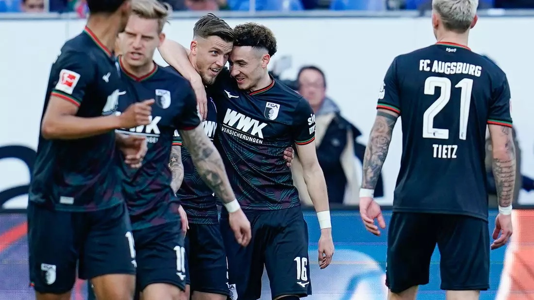 Der FC Augsburg traf in der ersten Halbzeit in Darmstadt bereits fünffach. - Bild: Uwe Anspach/dpa