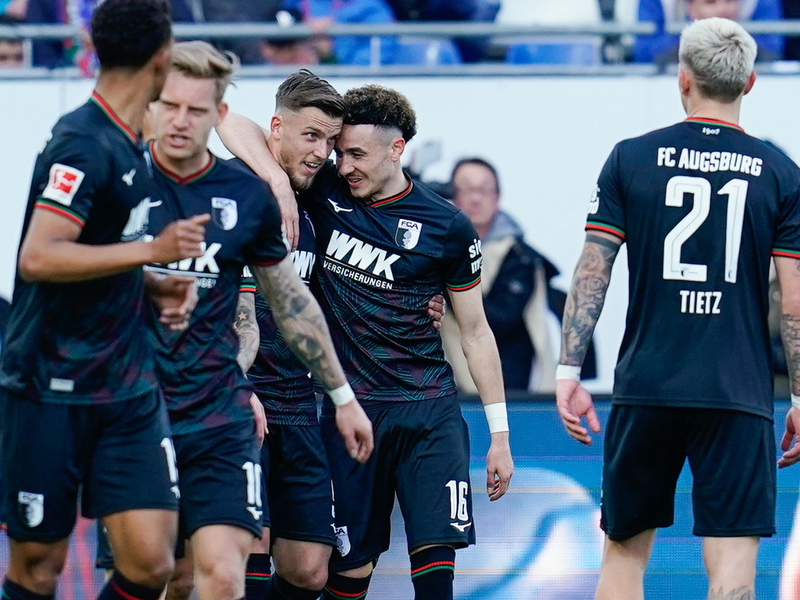 Der FC Augsburg traf in der ersten Halbzeit in Darmstadt bereits fünffach. - Foto: Uwe Anspach/dpa