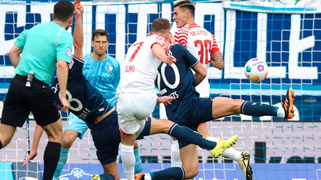 Leipzigs Dani Olmo (M) trifft zum zwischenzeitlichen 1:1-Ausgleich in Bochum. - Bild: Bernd Thissen/dpa