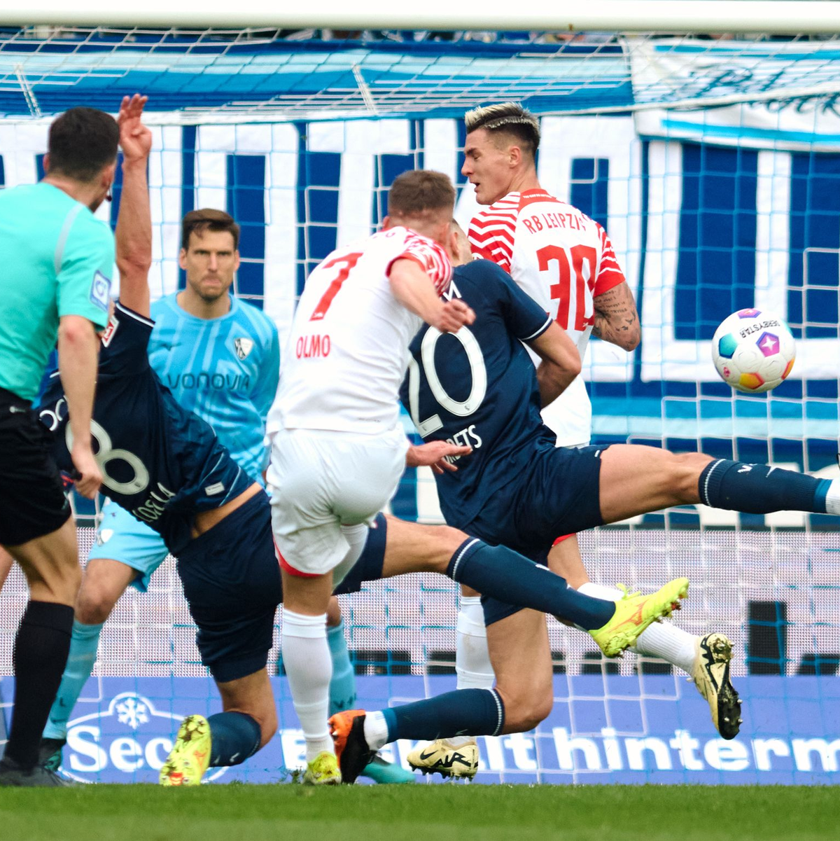 Leipzigs Dani Olmo (M) trifft zum zwischenzeitlichen 1:1-Ausgleich in Bochum. - Foto: Bernd Thissen/dpa