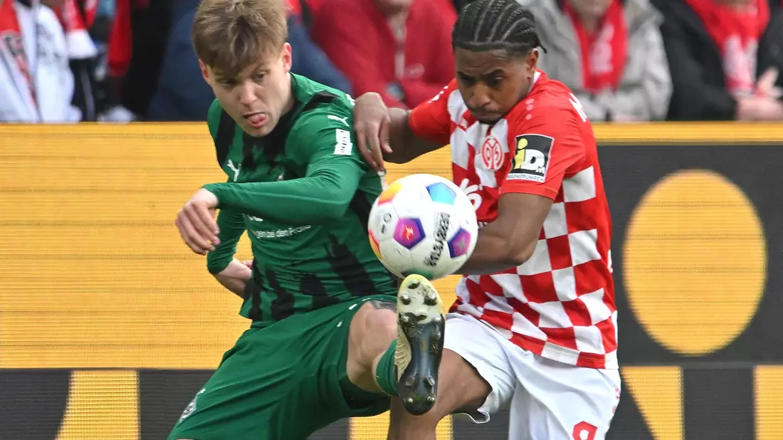 Der Mainzer Leandro Barreiro (r) liefert sich mit Gladbachs Luca Netz einen Zweikampf um den Ball. - Bild: Torsten Silz/dpa