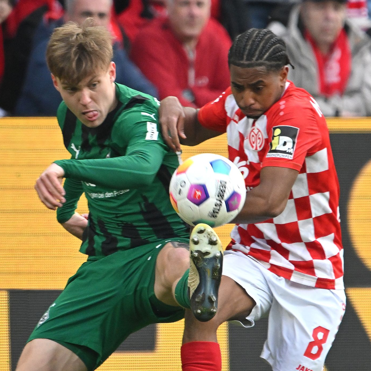 Der Mainzer Leandro Barreiro (r) liefert sich mit Gladbachs Luca Netz einen Zweikampf um den Ball. - Foto: Torsten Silz/dpa