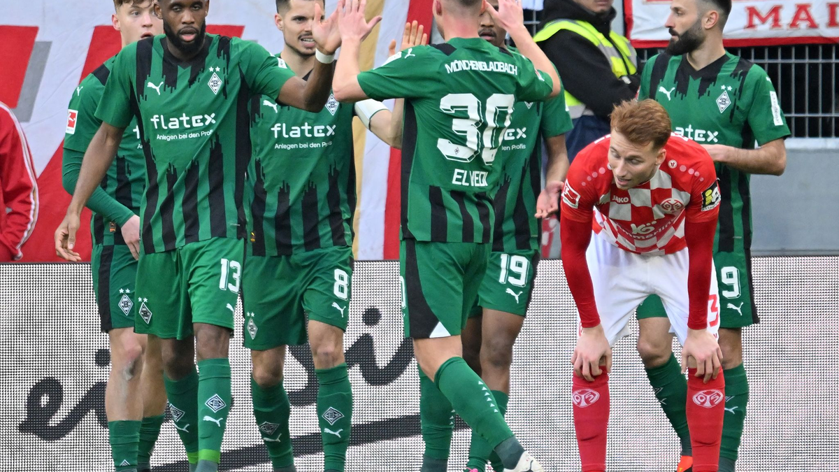 Gladbachs Mannschaft jubelt nach dem Tor zum 1:1. - Foto: Torsten Silz/dpa