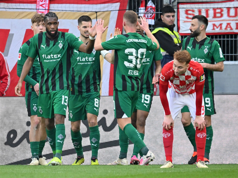 Gladbachs Mannschaft jubelt nach dem Tor zum 1:1. - Foto: Torsten Silz/dpa