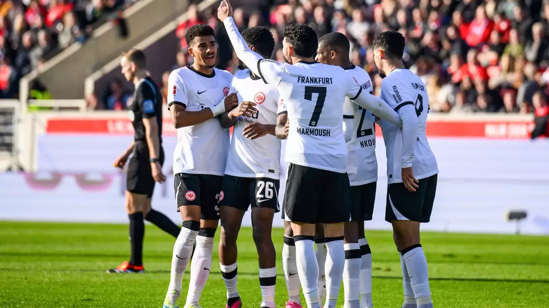 Eintracht Frankfurt profitierte beim Gastspiel in Heidenheim von einem kuriosen Eigentor der Gastgeber. - Bild: Tom Weller/dpa