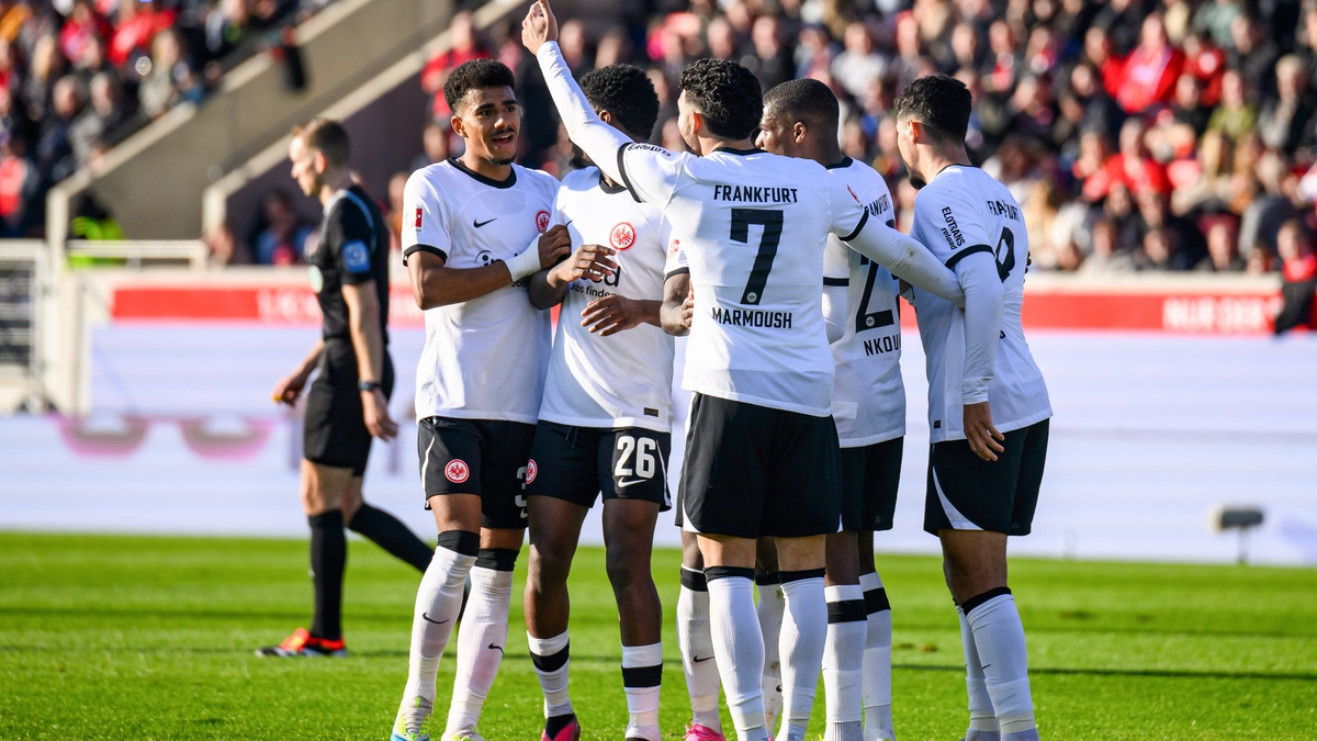 Eintracht Frankfurt profitierte beim Gastspiel in Heidenheim von einem kuriosen Eigentor der Gastgeber. - Foto: Tom Weller/dpa