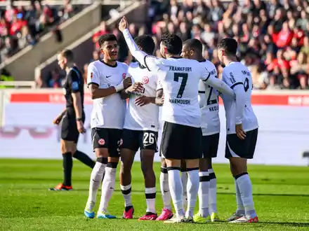 Eintracht Frankfurt profitierte beim Gastspiel in Heidenheim von einem kuriosen Eigentor der Gastgeber. - Foto: Tom Weller/dpa