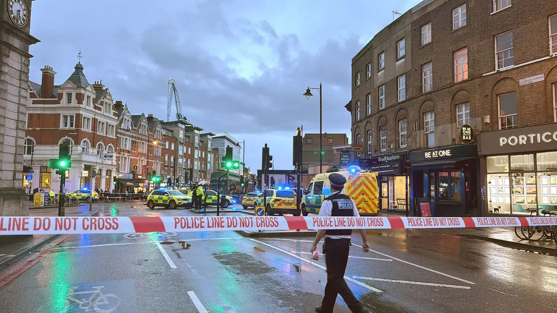 Beim Aufprall einer Schusswaffe bei einer Verfolgungsjagd in London haben sich Schüsse gelöst und zwei unbeteiligte Frauen leicht verletzt. - Bild: Jake Warren/X(Twitter)/PA Media/dpa