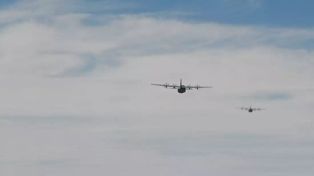 Zwei C-130J Super Hercules-Flugzeuge der US-Luftwaffe beim Abwurf von Paketen mit humanitärer Hilfe. - Bild: Tech. Sgt. Christopher Hubenthal/United States Airforces Central via DVIDS/dpa