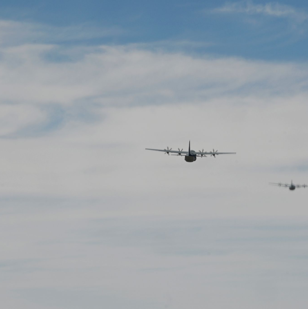 Zwei C-130J Super Hercules-Flugzeuge der US-Luftwaffe beim Abwurf von Paketen mit humanitärer Hilfe. - Foto: Tech. Sgt. Christopher Hubenthal/United States Airforces Central via DVIDS/dpa