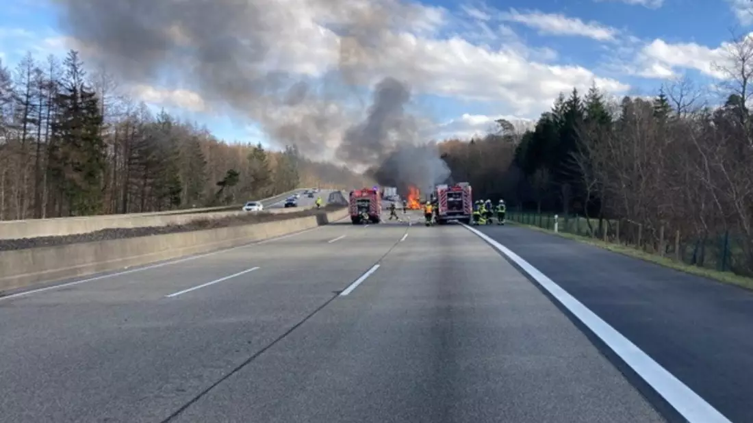 POL-OH: Sattelzug gerät aus ungeklärter Ursache in Brand - Bild: presseportal.de