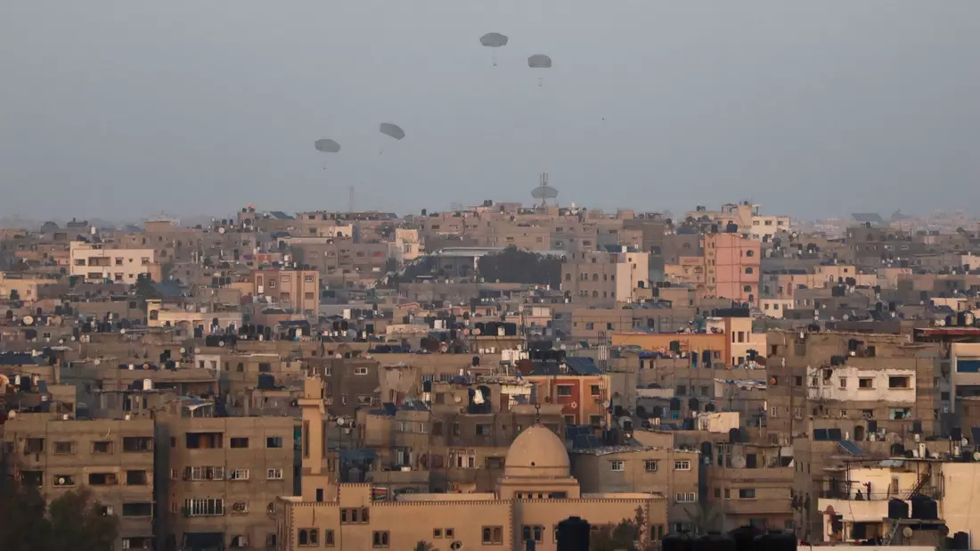 Humanitäre Hilfsgüter werden von den USA über Gaza-Stadt abgeworfen. - Bild: Mohammed Hajjar/AP/dpa