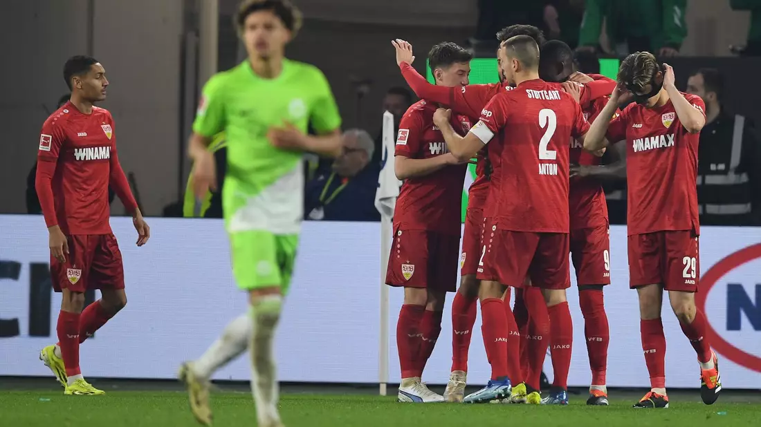 Der VfB Stuttgart kam in Wolfsburg zu einem 3:2-Auswärtserfolg. - Bild: Swen Pförtner/dpa