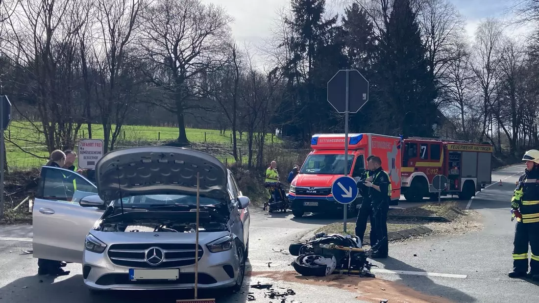 FW-EN: Verkehrsunfall zwischen Motorrad und PKW fordert drei Verletzte - Bild: presseportal.de