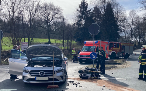 FW-EN: Verkehrsunfall zwischen Motorrad und PKW fordert drei Verletzte - Foto: presseportal.de
