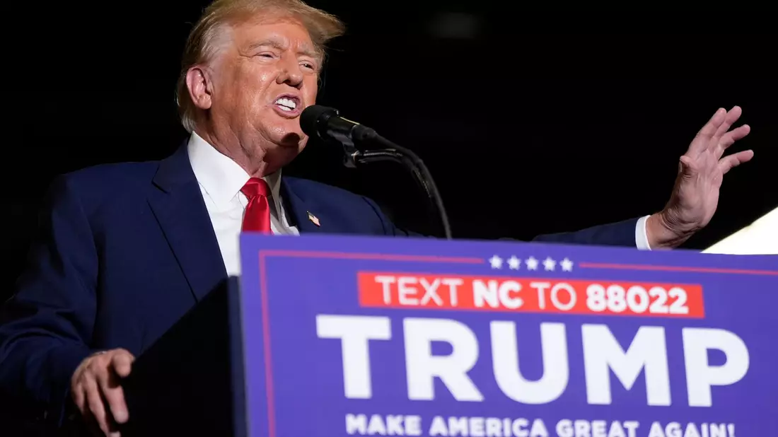Donald Trump spricht während einer Wahlkampfveranstaltung in Greensboro. - Bild: Chris Carlson/AP