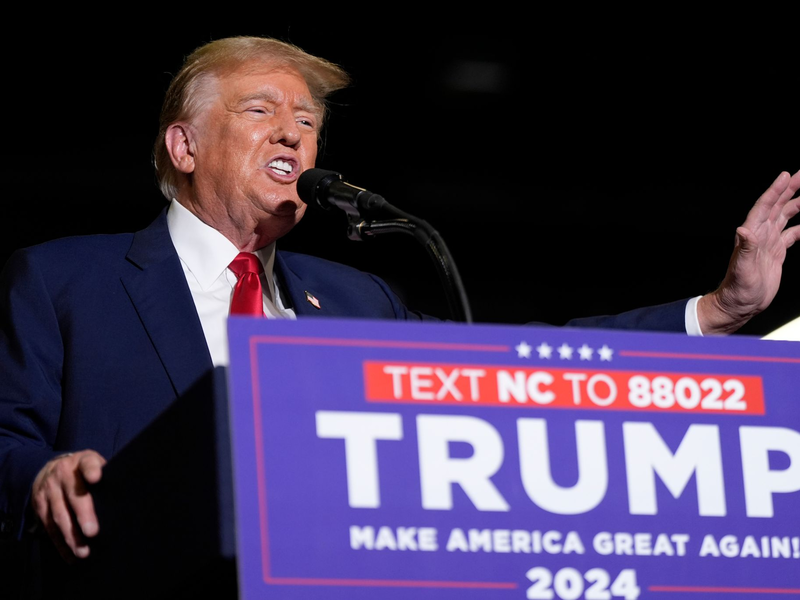Donald Trump spricht während einer Wahlkampfveranstaltung in Greensboro. - Foto: Chris Carlson/AP
