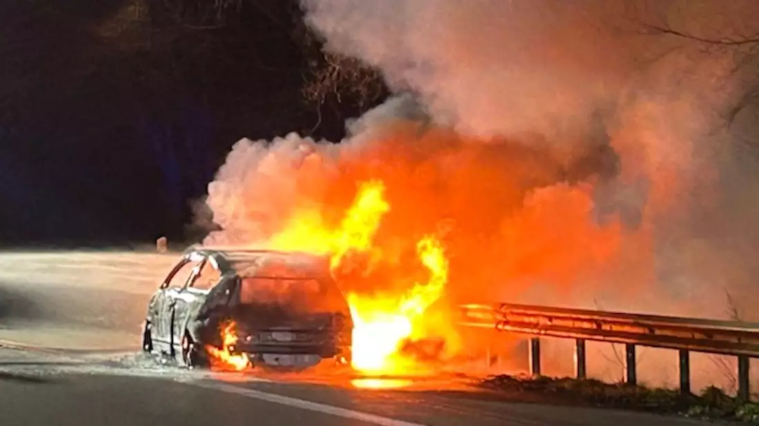 POL-OL: ++Brandausbruch während der Fahrt auf A 28 - Beifahrer rollt sich aus fahrendem Auto++ - Bild: presseportal.de