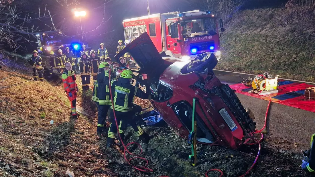 FW VG Westerburg: Feuerwehr befreit eigeklemmten Fahrzeugführer - zwei Verletzte nach Unfall bei Berzhahn - Bild: presseportal.de