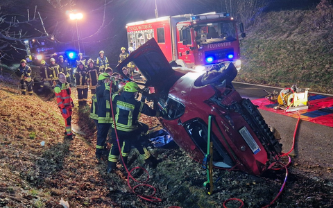 FW VG Westerburg: Feuerwehr befreit eigeklemmten Fahrzeugführer - zwei Verletzte nach Unfall bei Berzhahn - Foto: presseportal.de