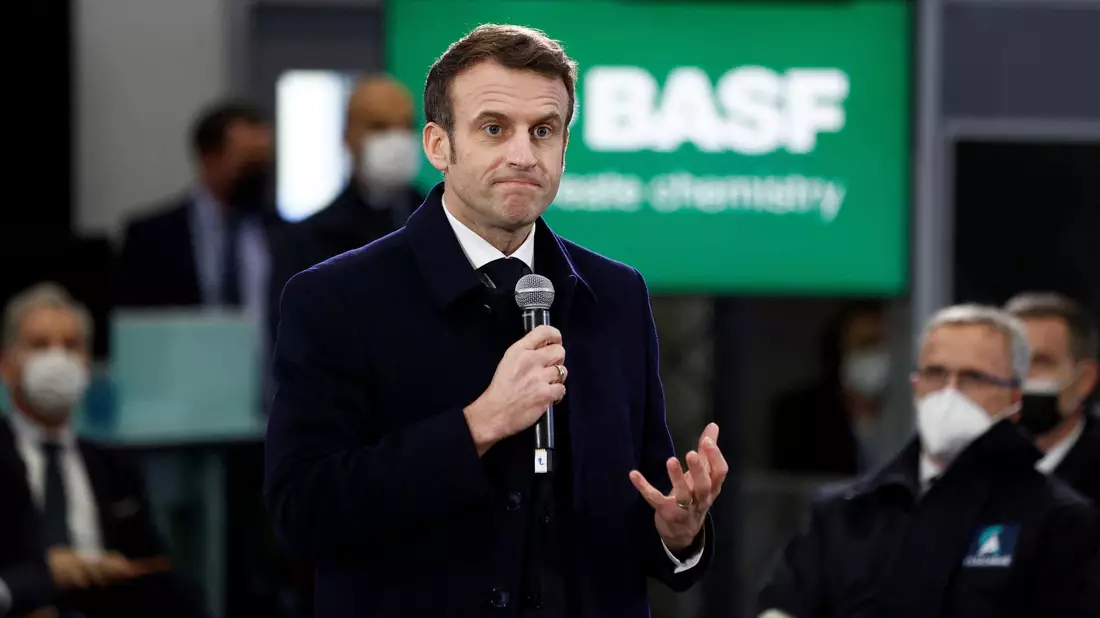 Frankreichs Präsident Emmanuel Macron hält eine Rede bei einem Besuch des deutschen Chemiekonzerns BASF. - Bild: Benoit Tessier/POOL REUTERS/AP/dpa