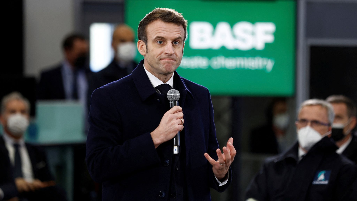 Frankreichs Präsident Emmanuel Macron hält eine Rede bei einem Besuch des deutschen Chemiekonzerns BASF. - Foto: Benoit Tessier/POOL REUTERS/AP/dpa