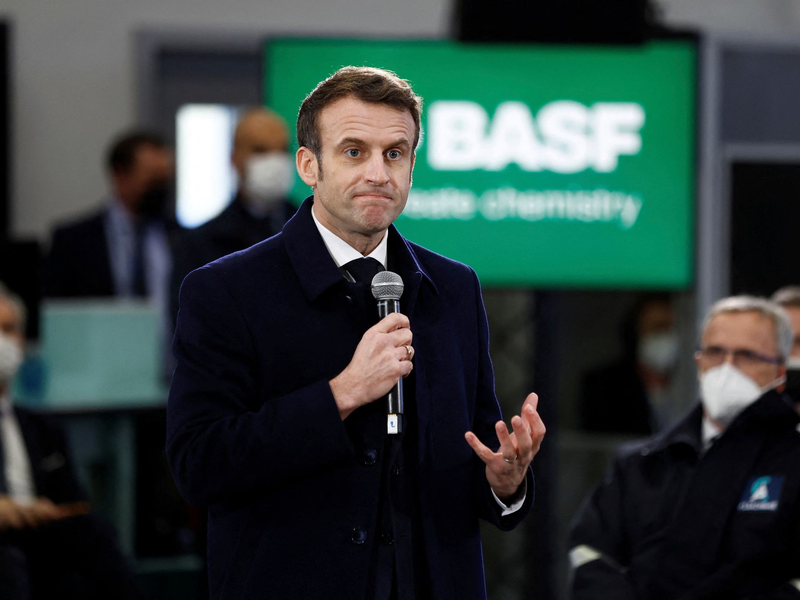 Frankreichs Präsident Emmanuel Macron hält eine Rede bei einem Besuch des deutschen Chemiekonzerns BASF. - Foto: Benoit Tessier/POOL REUTERS/AP/dpa