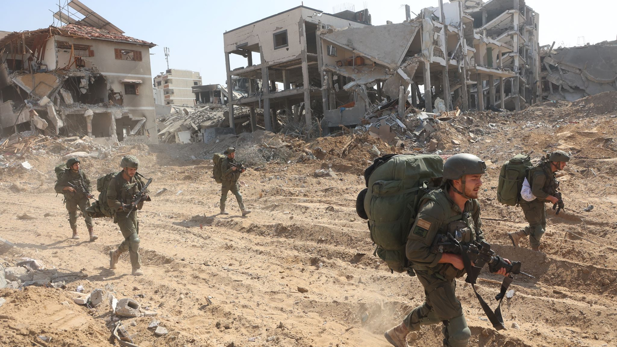 Israelische Soldaten marschieren während einer Bodenoffensive durch den Ort. - Foto: Gil Cohen Magen//XinHua/dpa