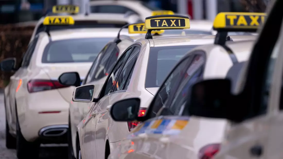 In München wird das Taxifahren demnächst teurer. - Bild: Sven Hoppe/dpa
