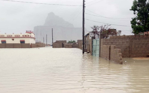 Überschwemmte Straßen nach heftigen Regenfällen. - Foto: PPI/ZUMA/dpa