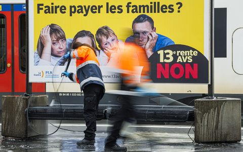 Ein Plakat des Komitees «Nein zur 13. AHV-Rente» in der französischsprachigen Schweiz am Bahnhof. - Foto: Valentin Flauraud/KEYSTONE/dpa