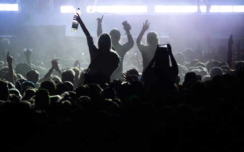 Festivalbesucher vor einer Bühne beim Musik- und Kunst-Festival MS Dockville in Hamburg. - Foto: Jonas Walzberg/dpa