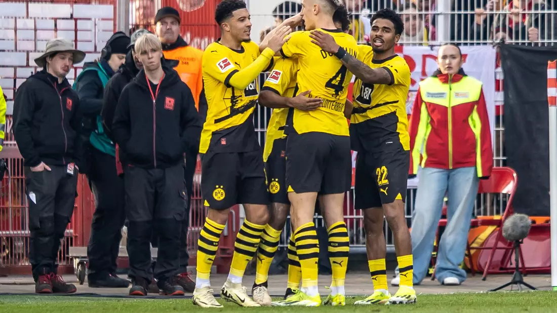 Die BVB-Spieler feiern den Sieg bei Union Berlin. - Bild: Andreas Gora/dpa