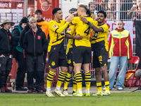 Die BVB-Spieler feiern den Sieg bei Union Berlin. - Foto: Andreas Gora/dpa