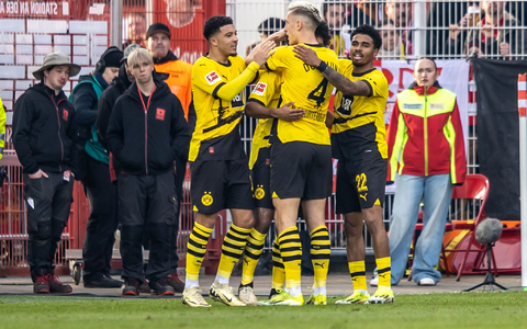 Die BVB-Spieler feiern den Sieg bei Union Berlin. - Foto: Andreas Gora/dpa