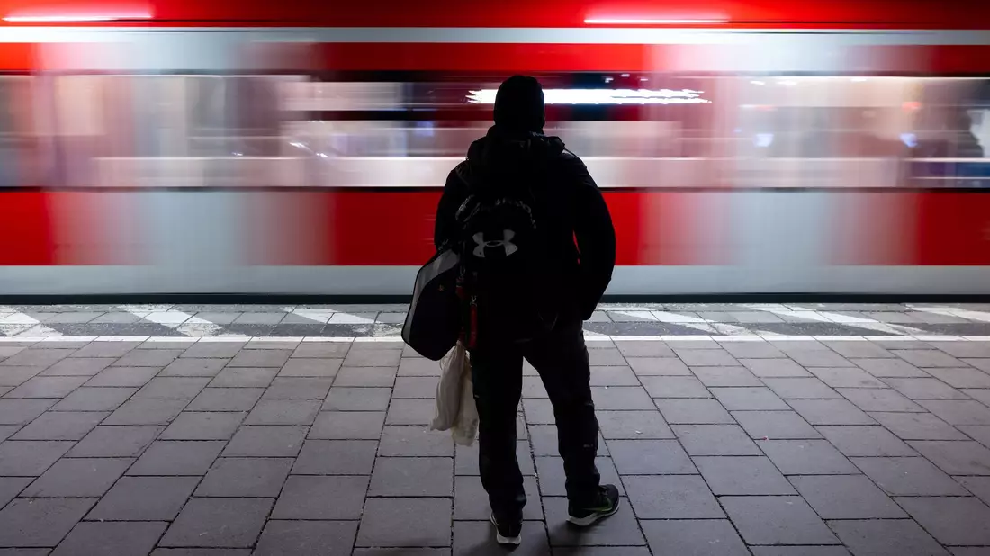 In München ist ein Mann in letzter Sekunde vor einer einfahrenden S-Bahn gerettet worden. - Bild: Sven Hoppe/dpa