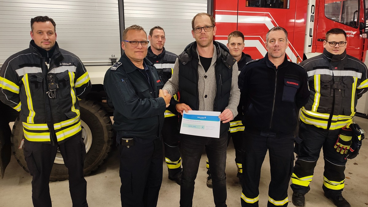 FW-KLE: Spendenübergabe an die Freiwillige Feuerwehr Bedburg-Hau - Foto: presseportal.de