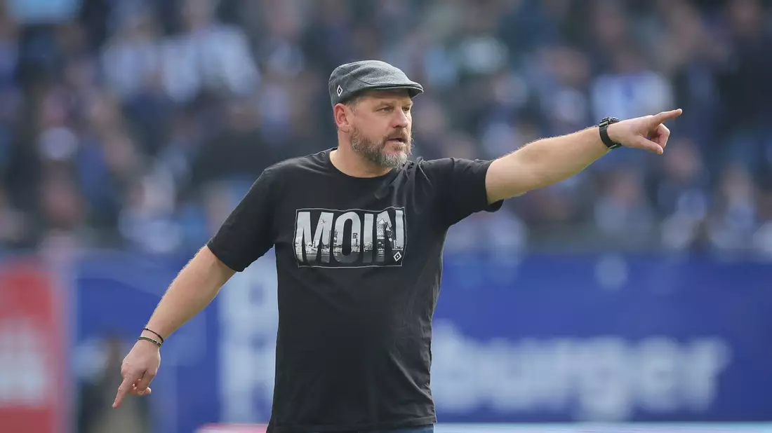 HSV-Trainer Steffen Baumgart musste im Heimpiel gegen Osnabrück trotz Überzahl eine Niederlage hinnehmen. - Bild: Christian Charisius/dpa