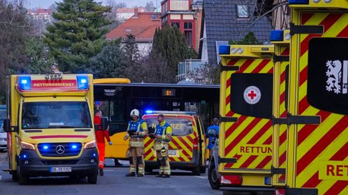 FW Dresden: Mehrere Verletzte bei Verkehrsunfall - Foto: presseportal.de