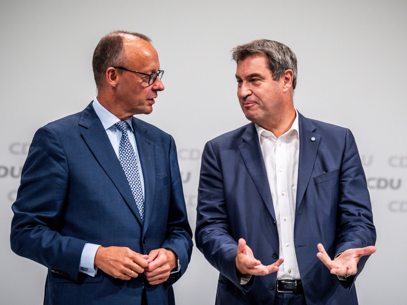 CDU-Chef Friedrich Merz (l) und CSU-Chef Markus Söder plädieren für mehr Rüstungsgüter. - Foto: Michael Kappeler/dpa