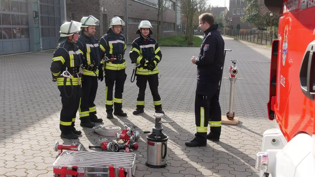 FW Celle: 28 neue Feuerwehrleute erreichen die Qualifikationsstufe Einsatzfähigkeit in Celle - Bild: presseportal.de