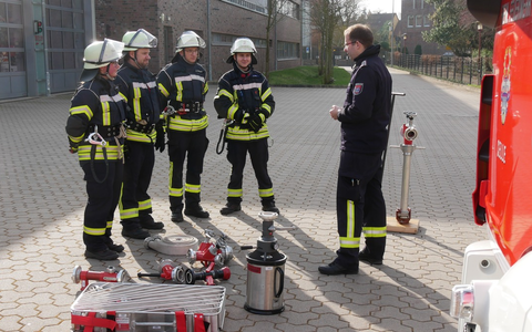 FW Celle: 28 neue Feuerwehrleute erreichen die Qualifikationsstufe Einsatzfähigkeit in Celle - Foto: presseportal.de