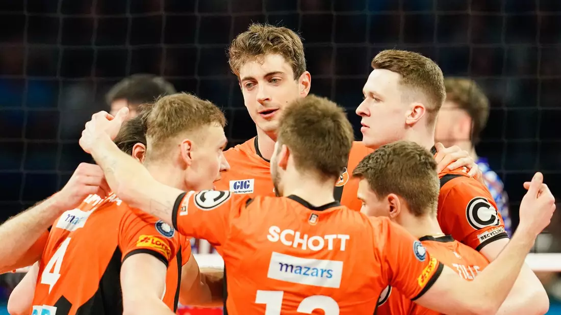 Berlins Mannschaft jubelt über einen Punktgewinn. - Bild: Uwe Anspach/dpa