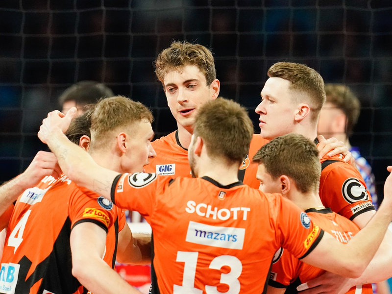 Berlins Mannschaft jubelt über einen Punktgewinn. - Foto: Uwe Anspach/dpa