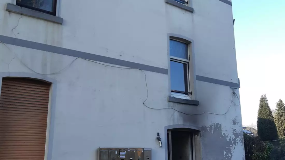 FW-DO: Feuer in der Provinzialstraße. Brand im Hauseingangsbereich. - Bild: presseportal.de
